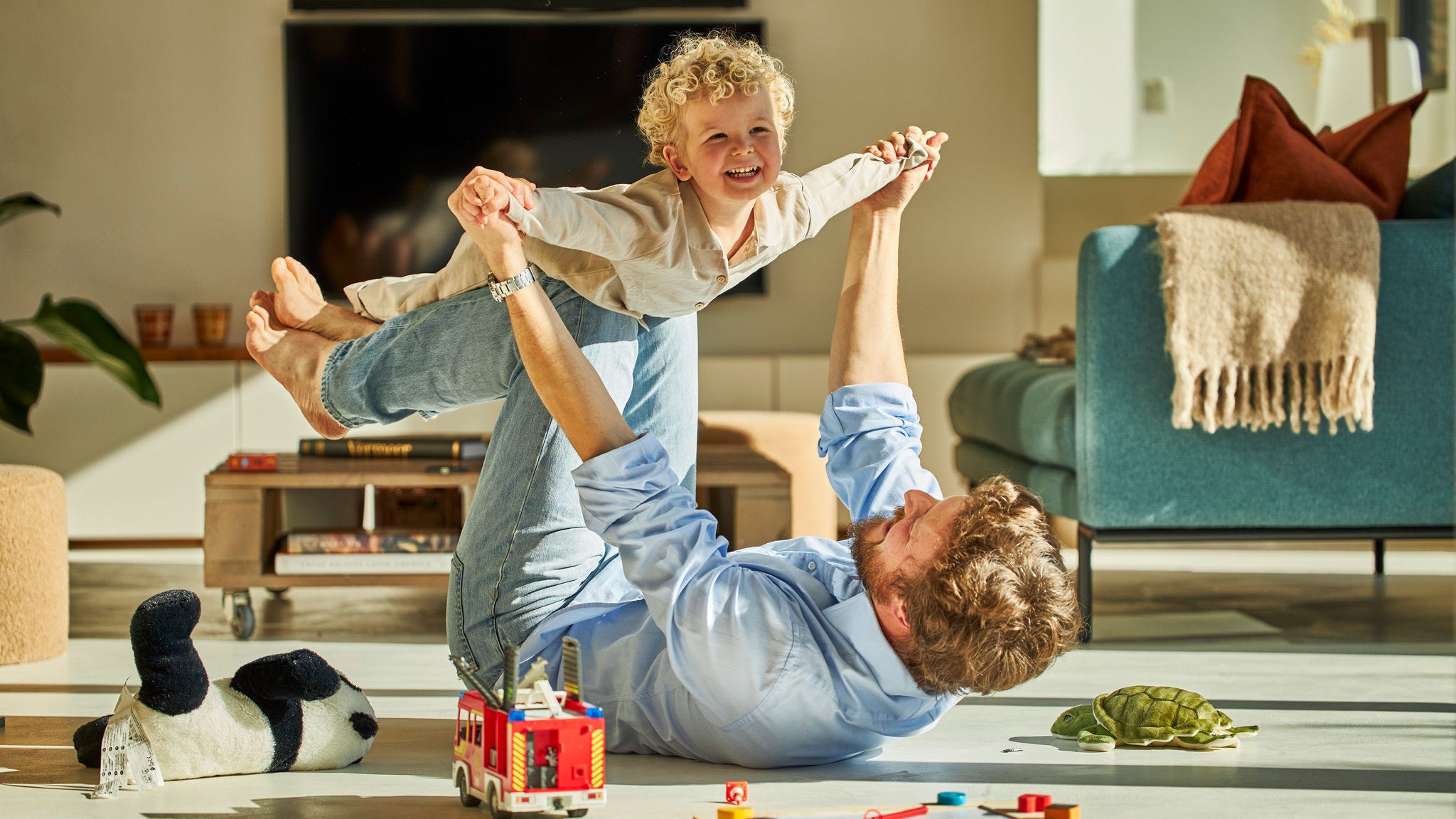 En pappa och hans barn som är glada och leker tillsammans, och njuter av sval luft