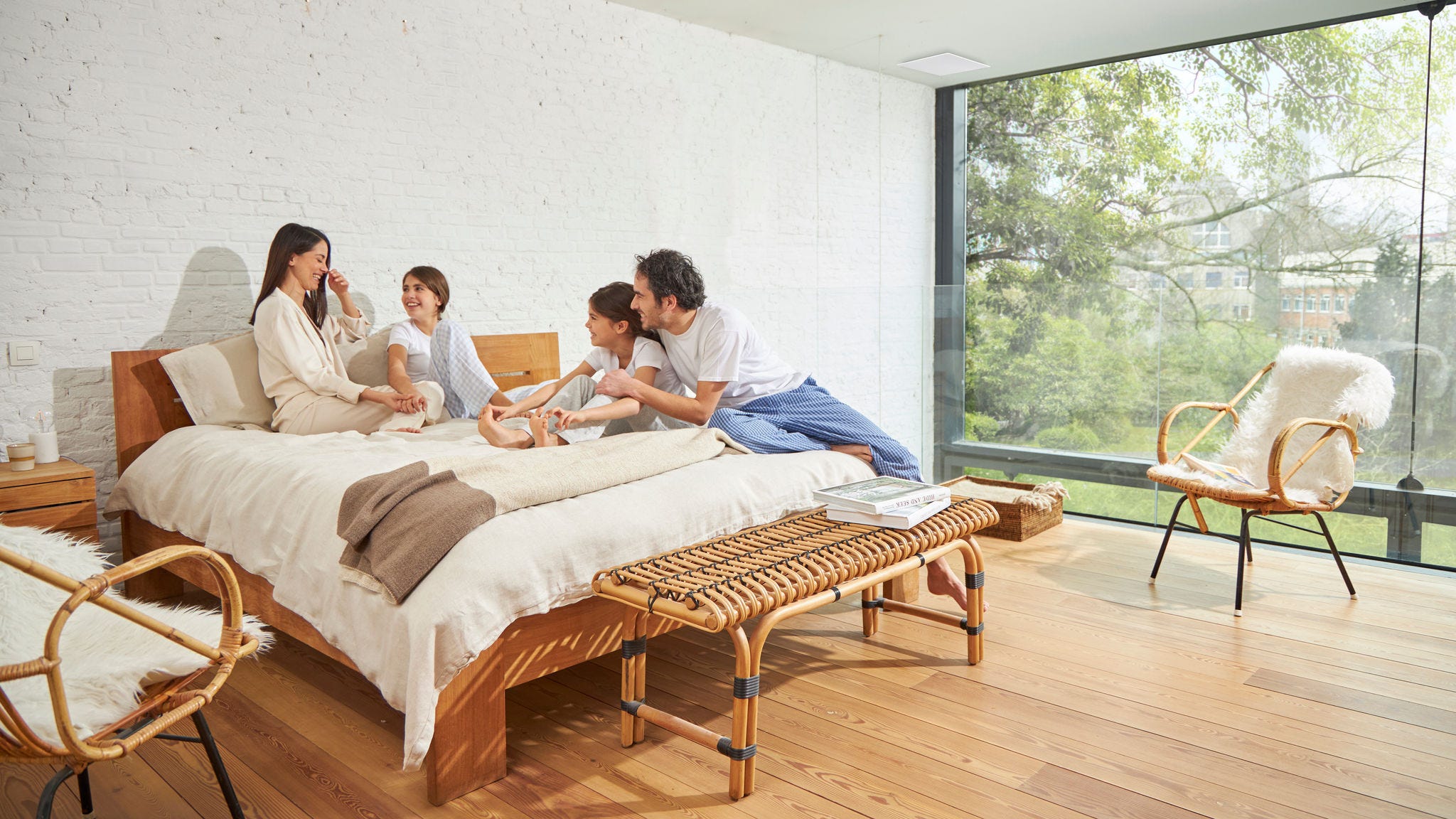 En familj på fyra som trivs i ett väl ventilerat sovrum