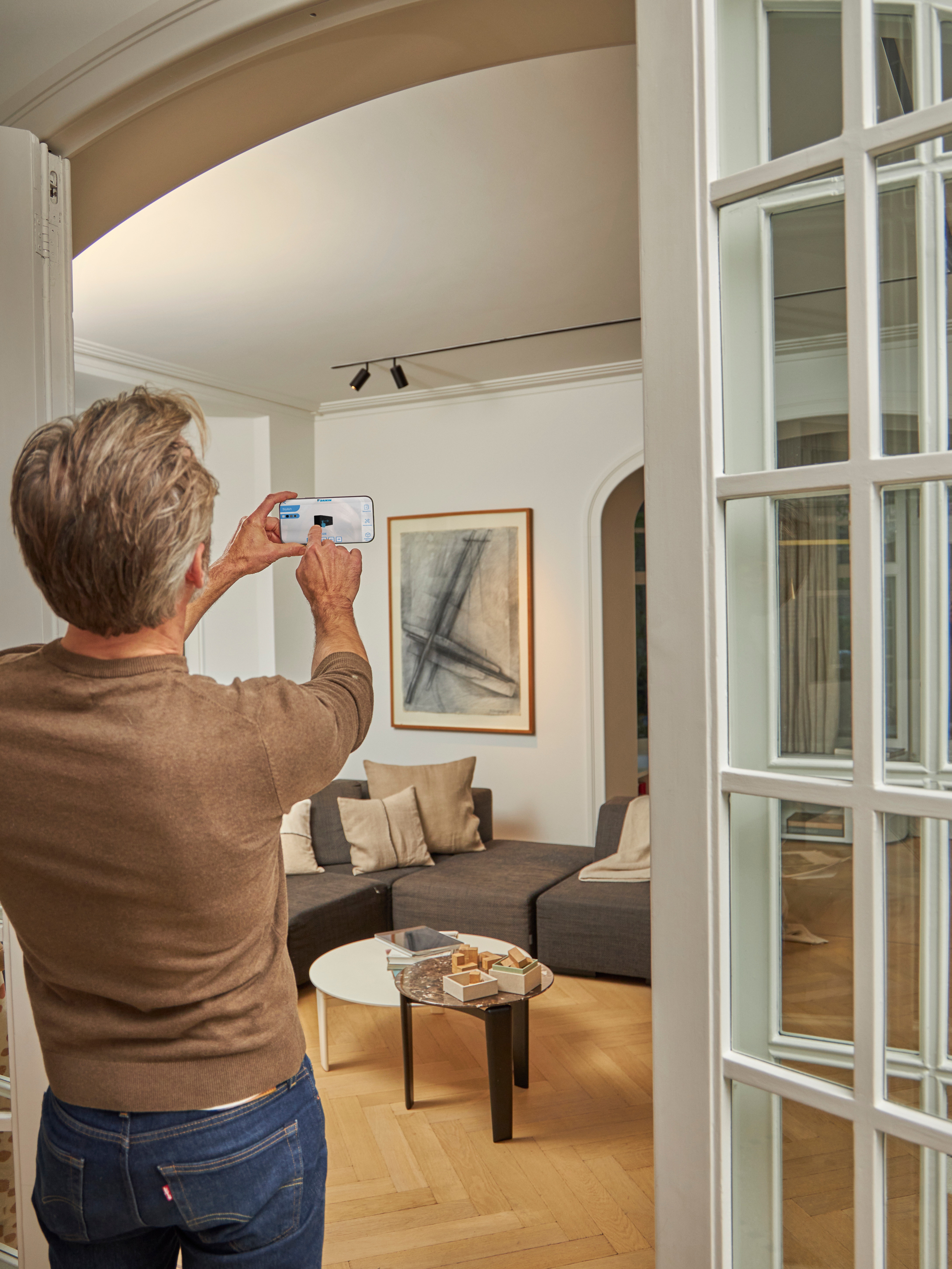 En man som använder appen för att se sitt hus i 3D