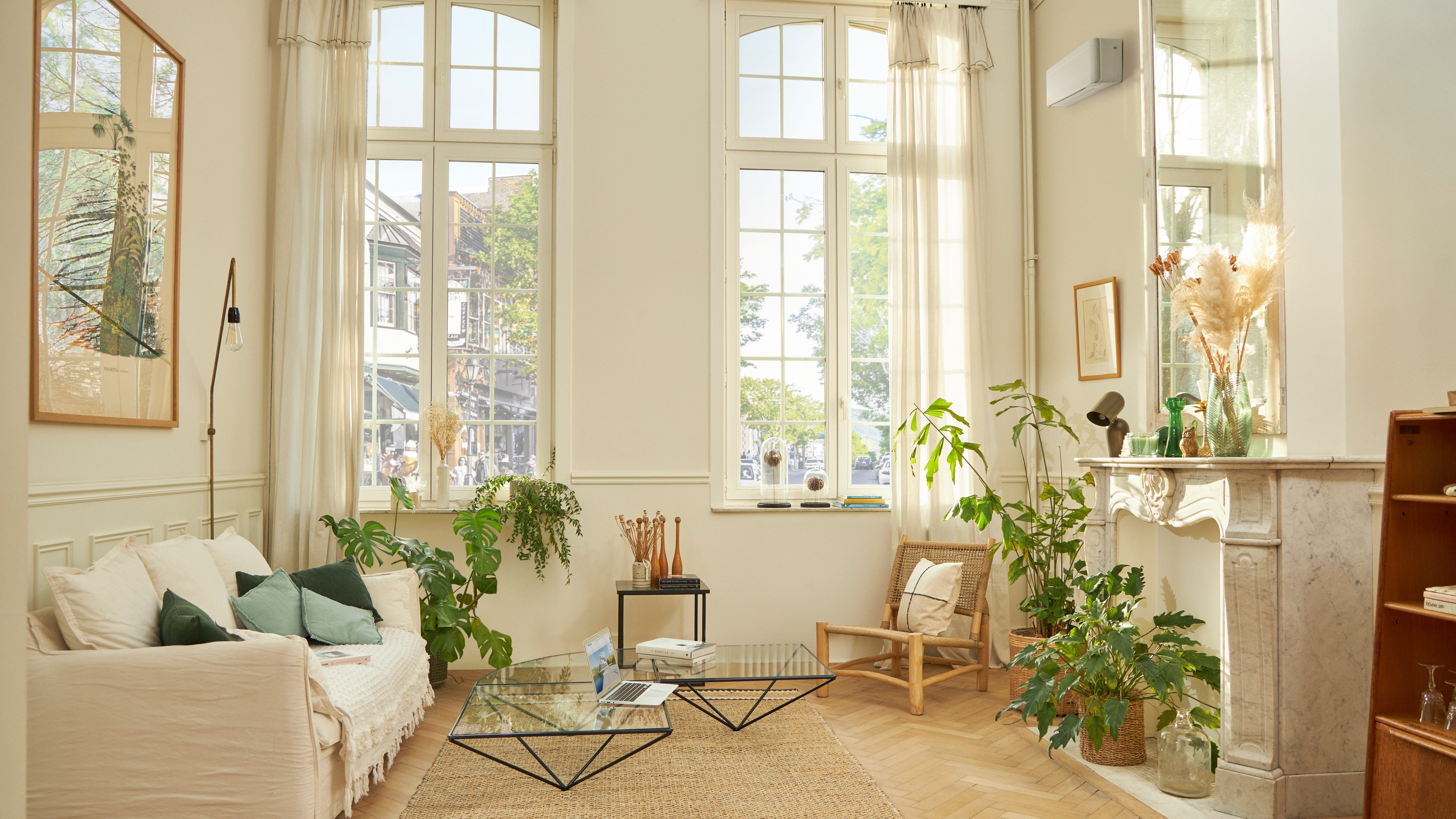 Ett vackert inrett vardagsrum med ett vitt väggmonterat klimatsystem