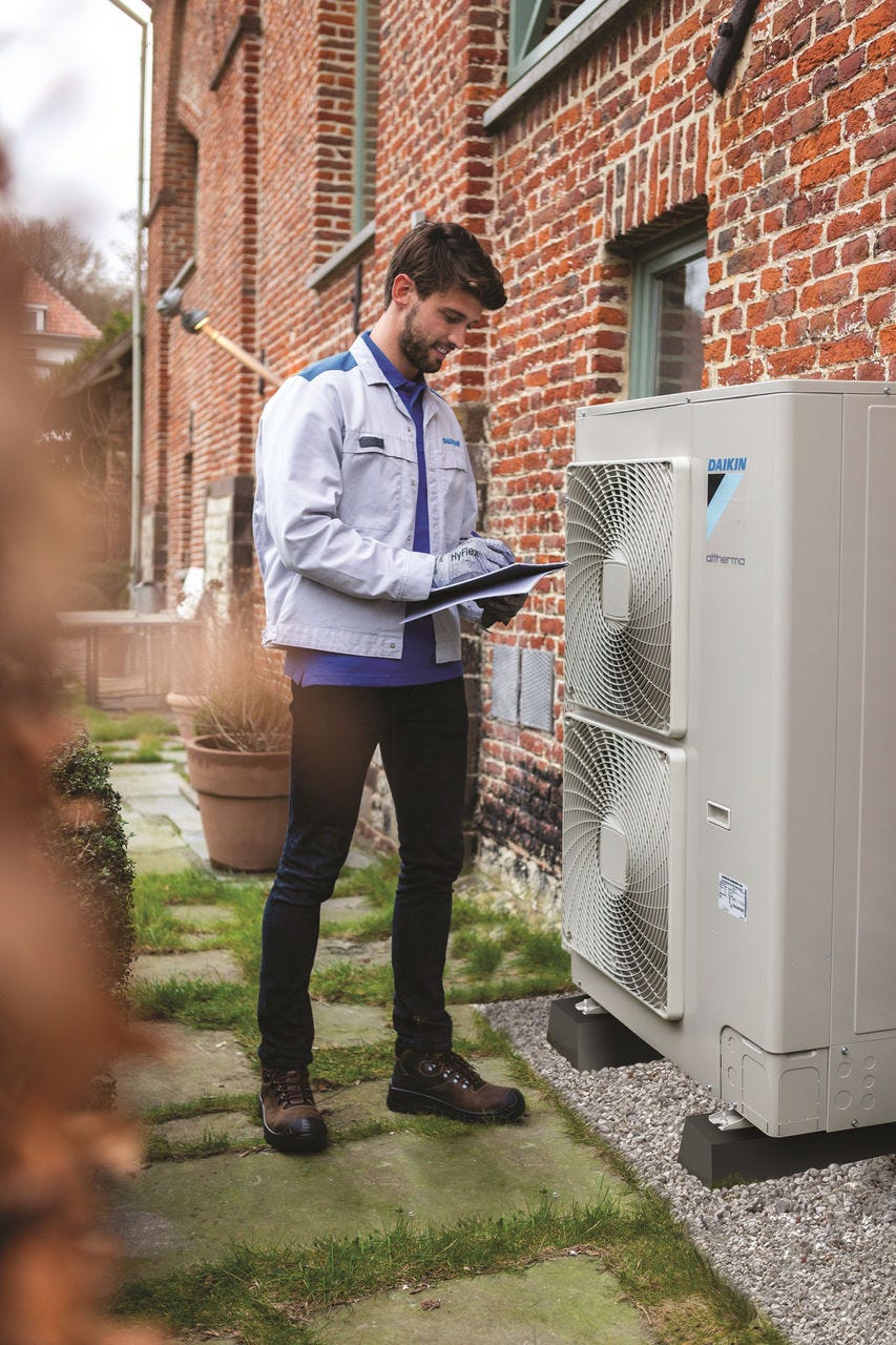 En man installerar en utomhusenhet