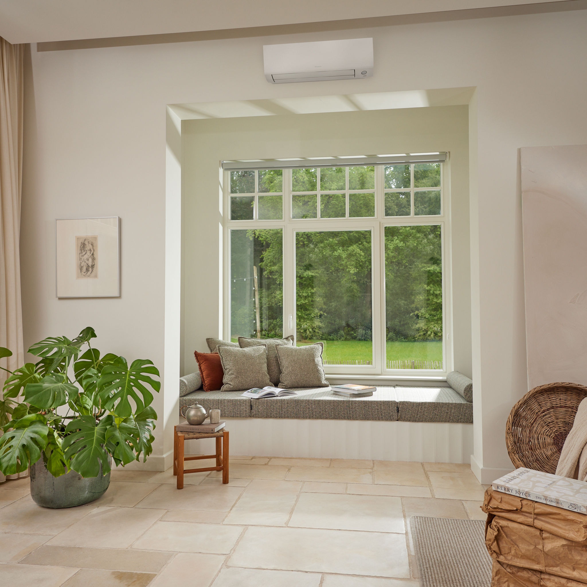 Luftkonditioneringssystem i vardagsrummet – en illustration av den komfort och kyla som Daikins komfortlösningar för hemmet erbjuder