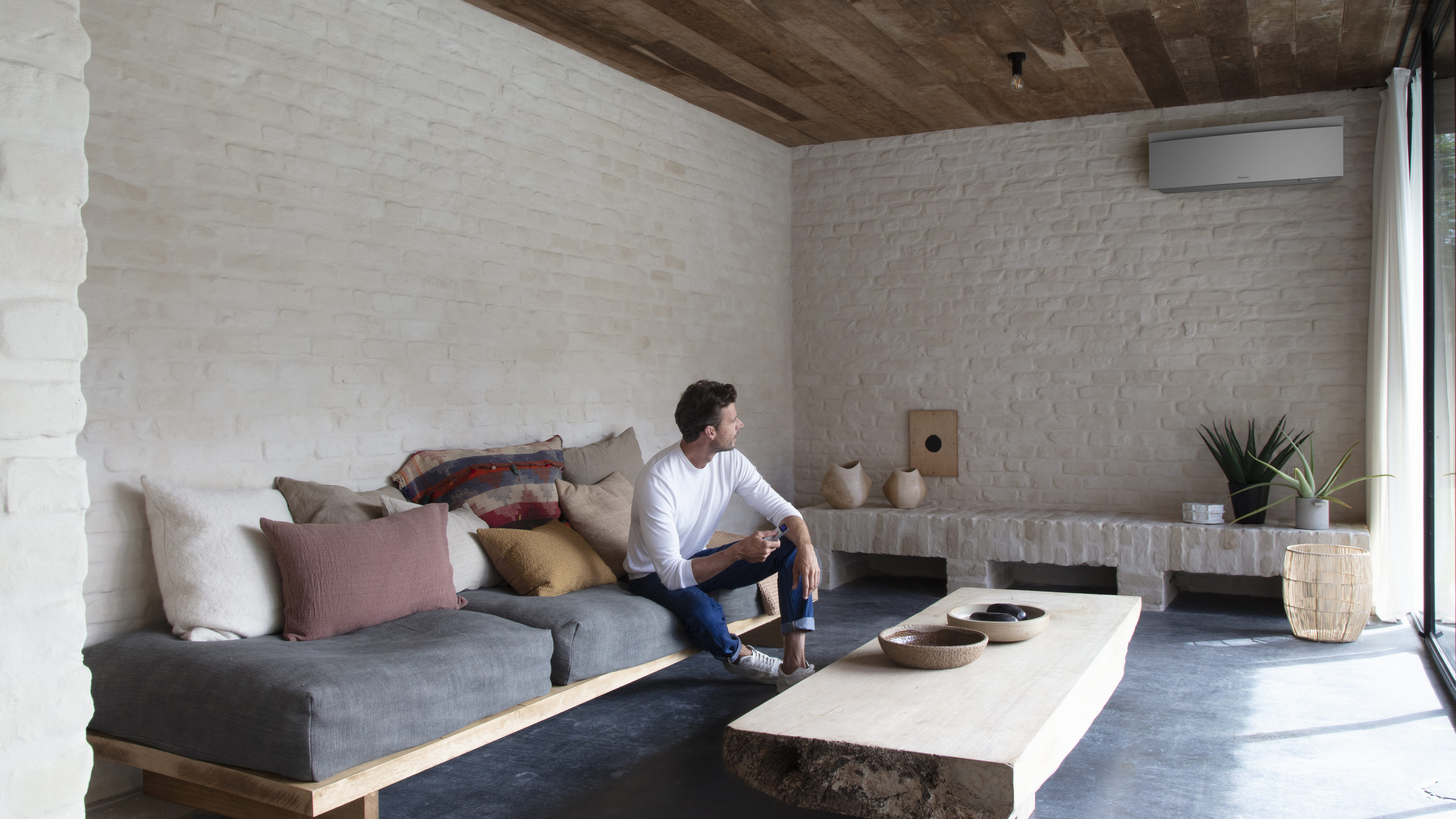 Installatör som monterar en Stylish inomhusenhet på väggen