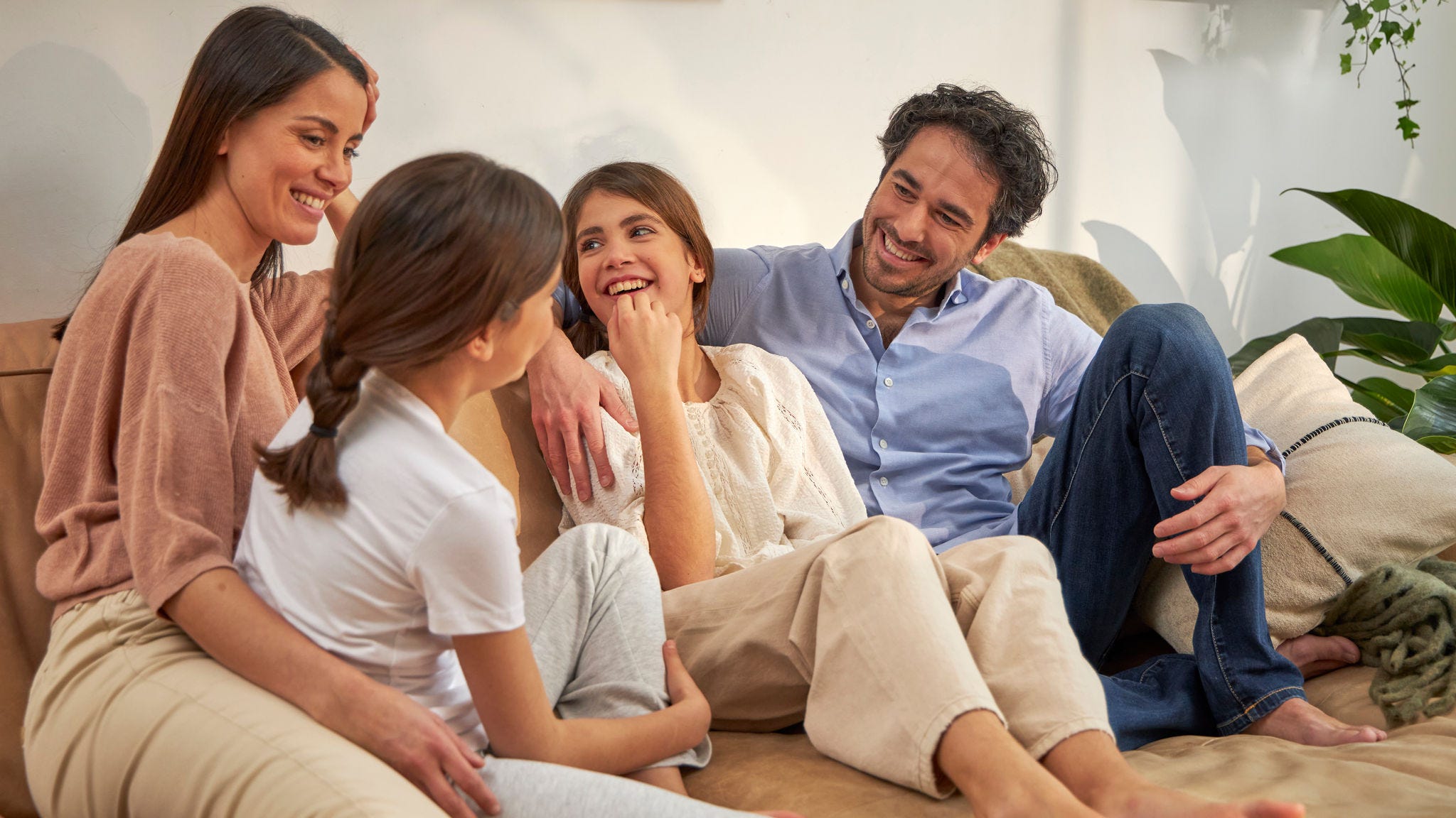 En familj som pratar i soffan