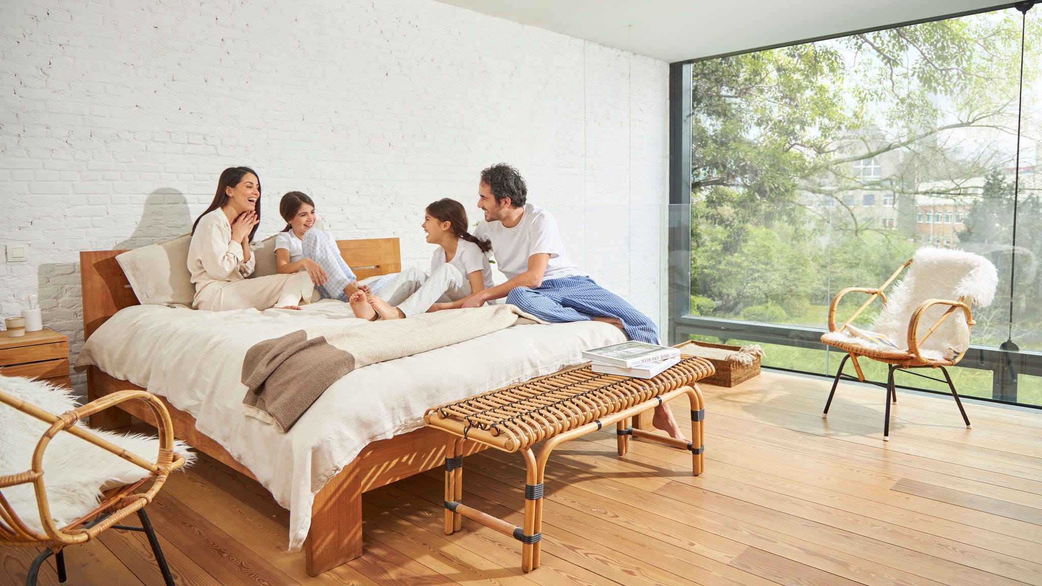 En familj på fyra som trivs bra av frisk luft i sitt vardagsrum tack vare ventilation