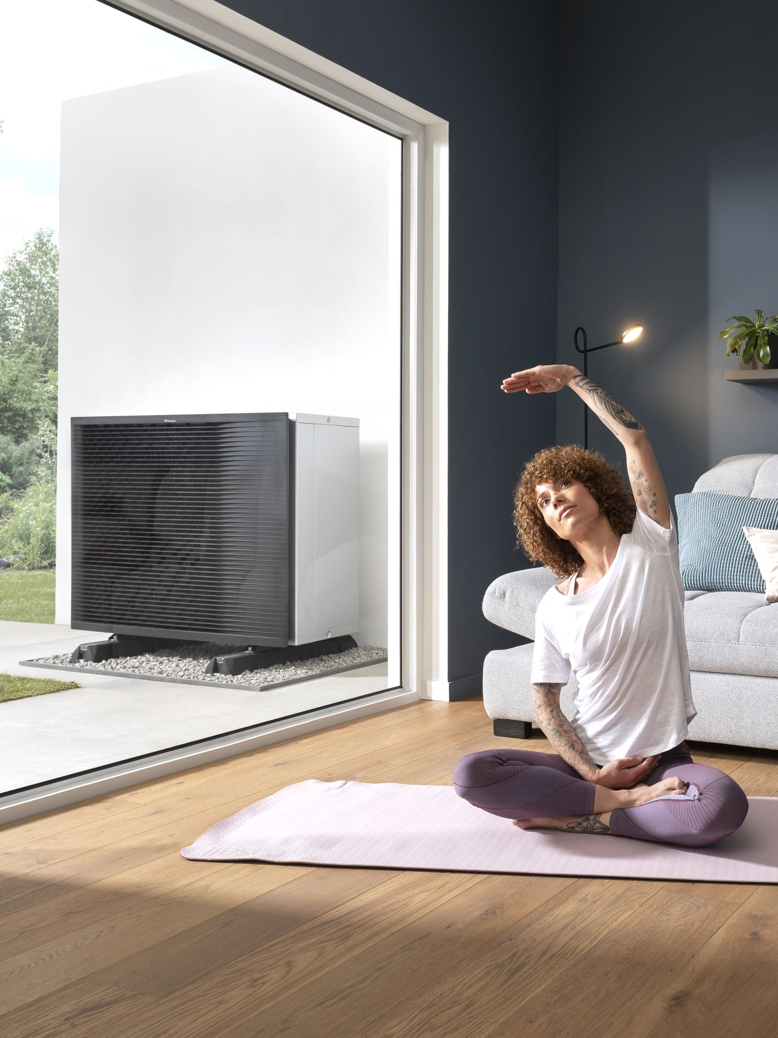 Kvinna som utövar yoga i sitt vardagsrum